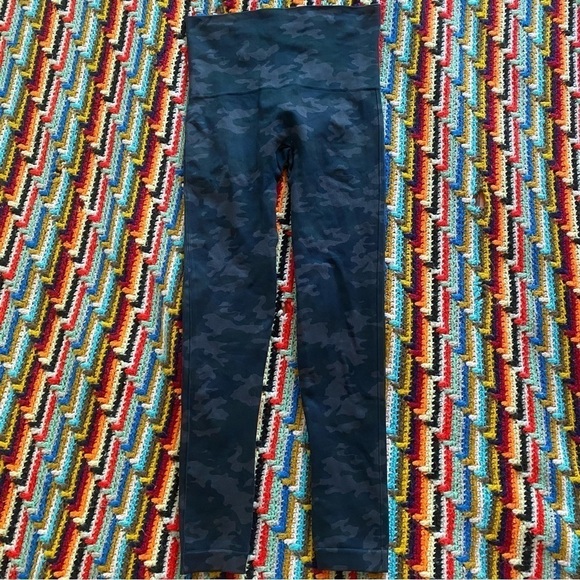 SPANX Look at Me Now Seamless Cropped Leggings Size Medium Black Grey Camo - Picture 6 of 7